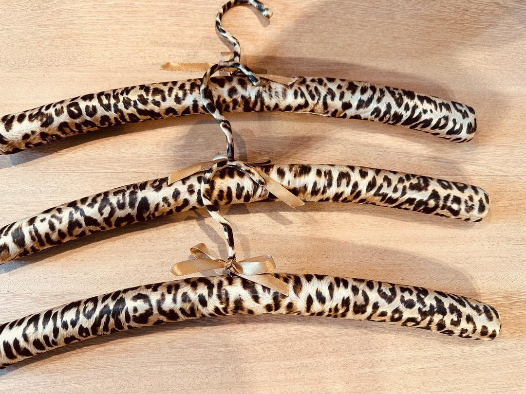 GANCHOS DE ROPA EN SATÍN LEOPARDO